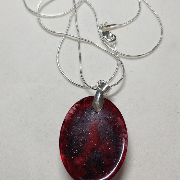 Necklace Oval Crimson and White Marbled Resin - Picture 4 of 5